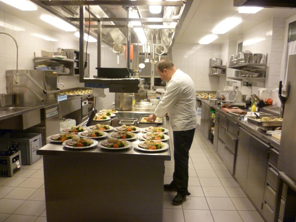 Hotel Speiserestaurant Bahnhof Guttingen Экстерьер фото